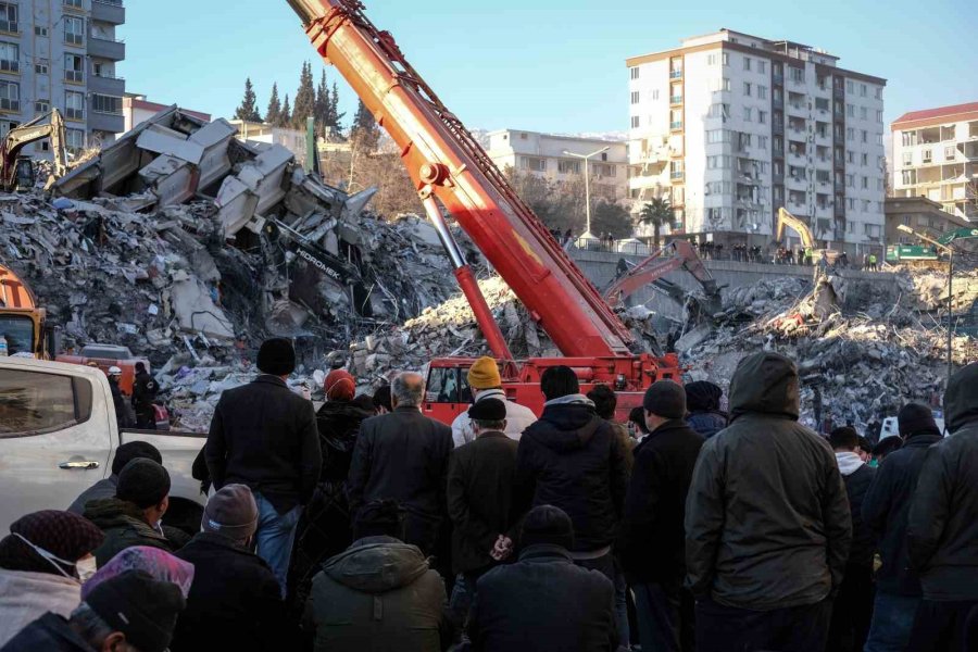 Kahramanmaraş’ta Depremin 7. Gününde Ailelerin Umutlu Bekleyişi Sürüyor