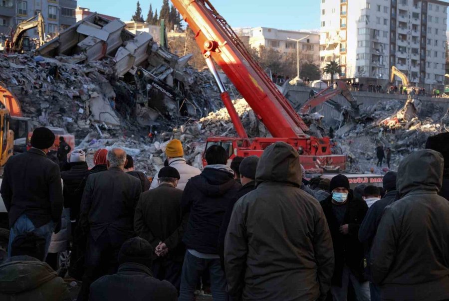 Kahramanmaraş’ta Depremin 7. Gününde Ailelerin Umutlu Bekleyişi Sürüyor