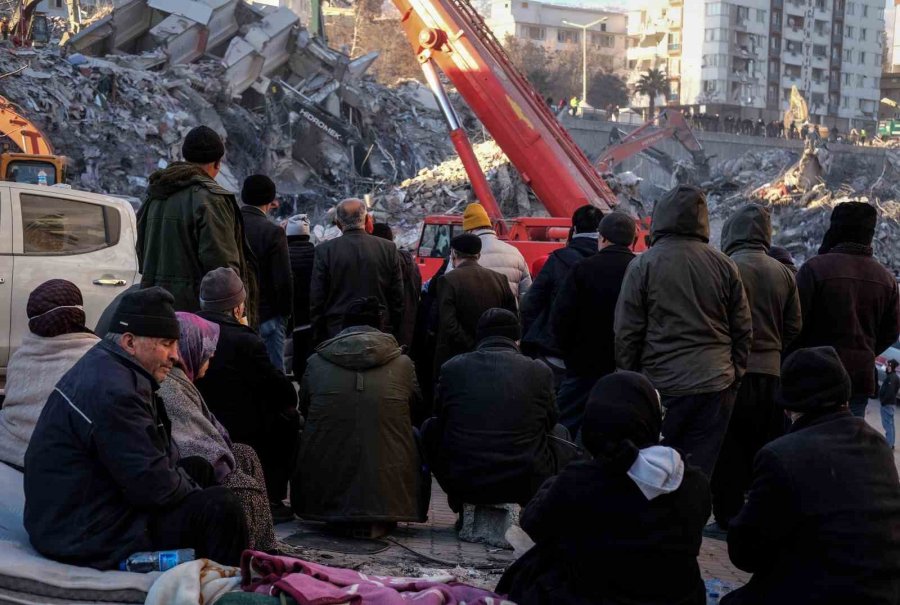 Kahramanmaraş’ta Depremin 7. Gününde Ailelerin Umutlu Bekleyişi Sürüyor