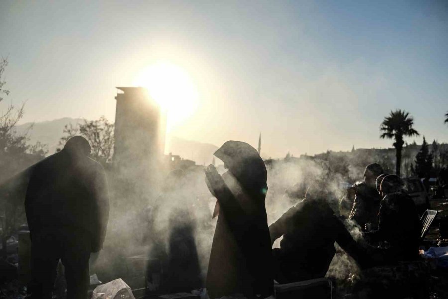 Kahramanmaraş’ta Depremin 7. Gününde Ailelerin Umutlu Bekleyişi Sürüyor