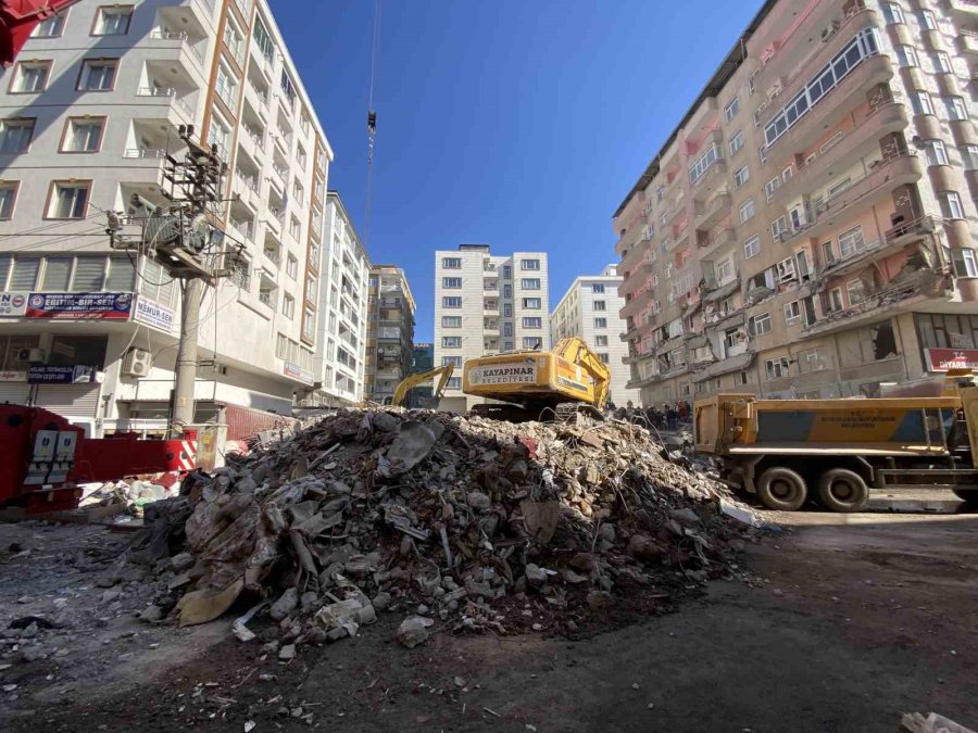 Diyarbakır’daki Enkazlarda Arama Kurtarma Çalışmaları Devam Ediyor