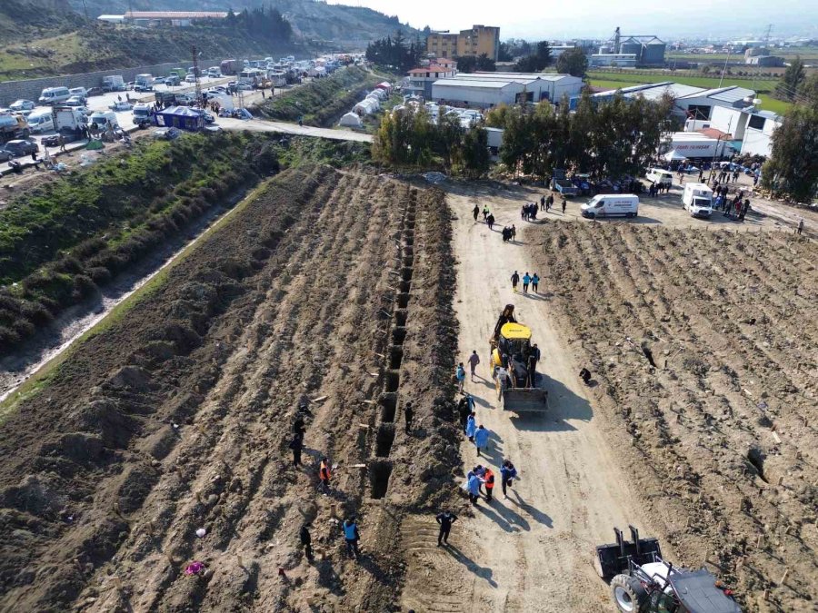 Hatay’da Yeni Oluşturulan Mezarlıklarda Defin İşlemleri Devam Ediyor