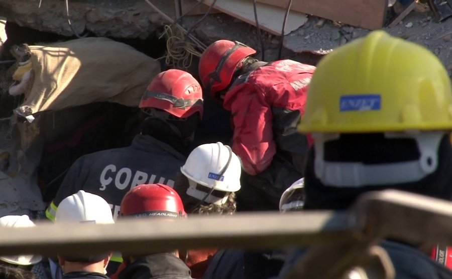 Adıyaman’da 151. Saatte 8 Yaşındaki Hacı Ahmet’ten Güzel Haber Bekleniyor