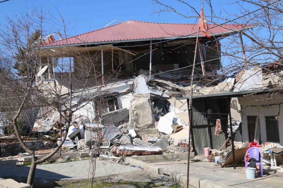 Deprem Köyleri De Yerle Bir Etti, Sadece Bu Köyde 33 Kişi Öldü