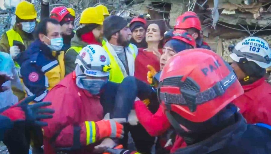 Türk Ve El Salvadorlu Ekipler 150 Saat Sonra 1 Kadın Ve 1 Çocuğu Enkazdan Sağ Çıkardı