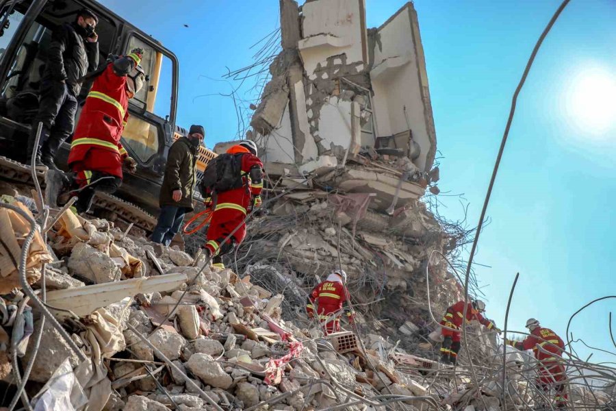 Türk Ve El Salvadorlu Ekipler 150 Saat Sonra 1 Kadın Ve 1 Çocuğu Enkazdan Sağ Çıkardı