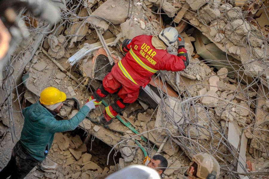 Türk Ve El Salvadorlu Ekipler 150 Saat Sonra 1 Kadın Ve 1 Çocuğu Enkazdan Sağ Çıkardı