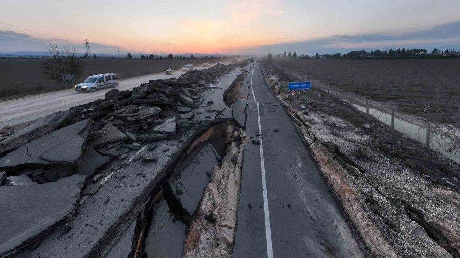 Yarılan Yol Havadan Görüntülendi