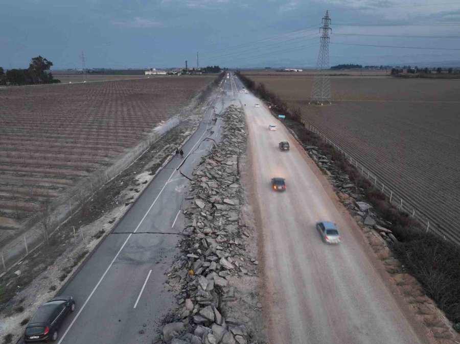 Yarılan Yol Havadan Görüntülendi