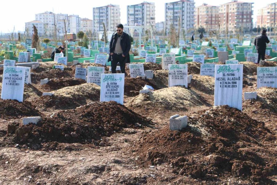 Onlarca Mezar Açıldı, Aynı Aileler Ve Komşuları Yan Yana Defin Edildi