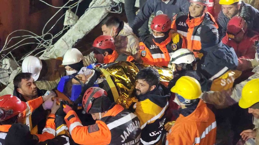 Naime Abla Asrın Felaketinde Umudun Adı Oldu, 165. Saatte Enkazdan Kurtarıldı