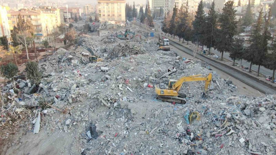 Tıkırdı İle Gelen Umutla ’anne İle Bebeğine’ Ulaşılmaya Çalışılıyor