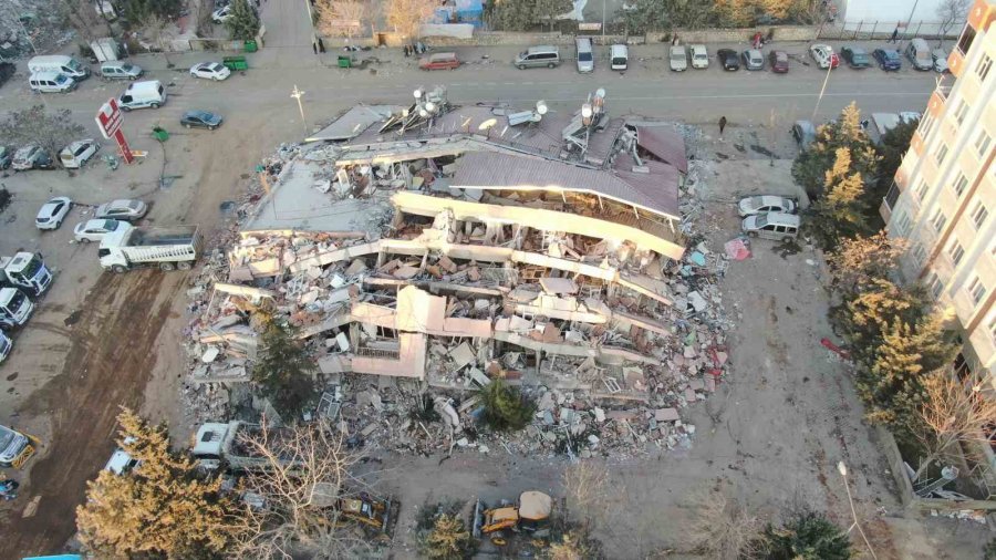 Tıkırdı İle Gelen Umutla ’anne İle Bebeğine’ Ulaşılmaya Çalışılıyor