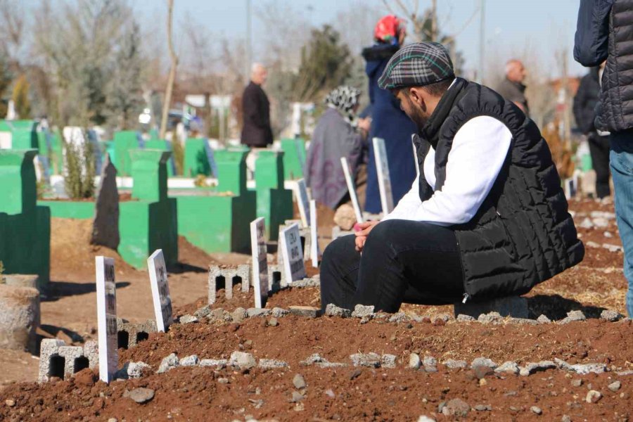 Onlarca Mezar Açıldı, Aynı Aileler Ve Komşuları Yan Yana Defin Edildi