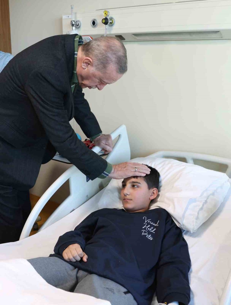 Cumhurbaşkanı Erdoğan, İstanbul’a Getirilen Depremzedeleri Ziyaret Etti