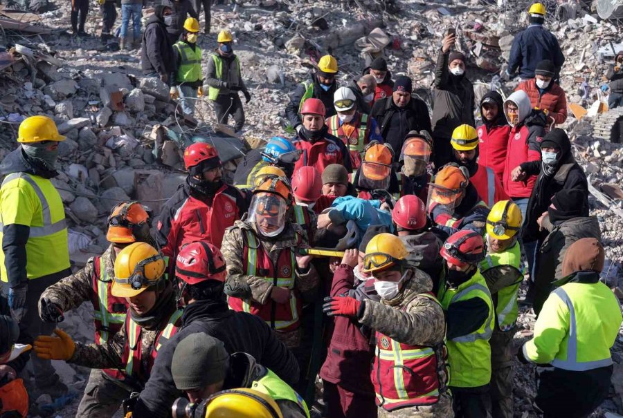 180’inci Saatte Enkazdan Sağ Çıkarılan Kadın: “çok Üşüdüm, Ayaklarımı Örtün”