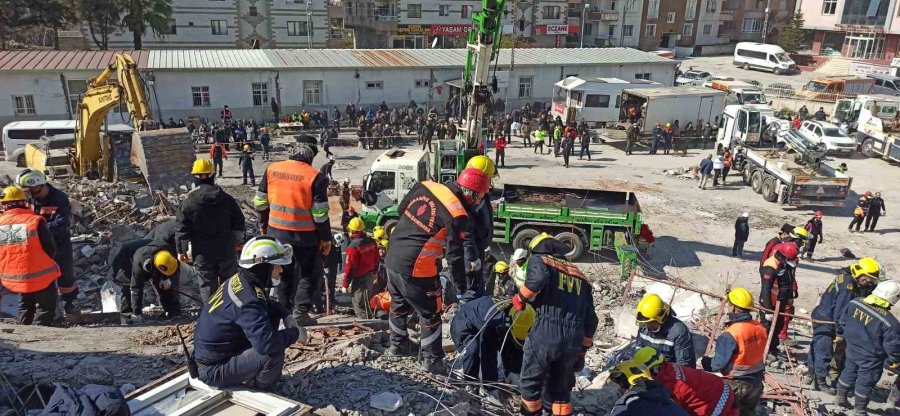 Ümraniye Belediyesi Afetin Yaralarını Sarmak İçin Deprem Bölgesinde Canla Başla Çalışıyor