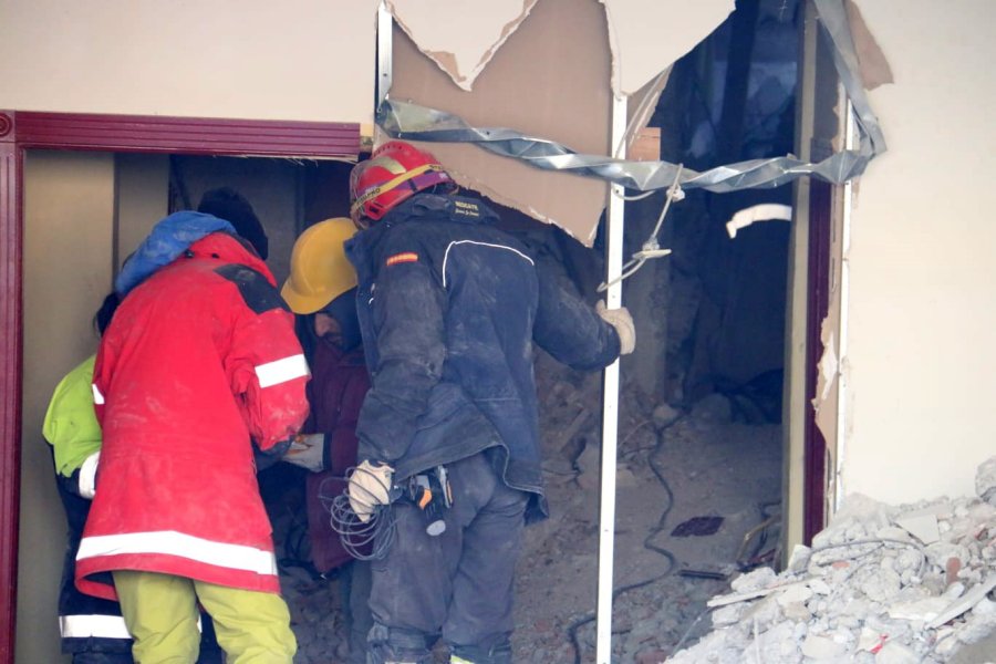 Tıkırdı İle Gelen Umutla ’anne İle Bebeğine’ Ulaşılmaya Çalışılıyor