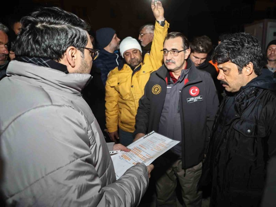 Bakan Dönmez, İskenderun’da Çadır Kentteki Depremzedelerle Bir Araya Geldi