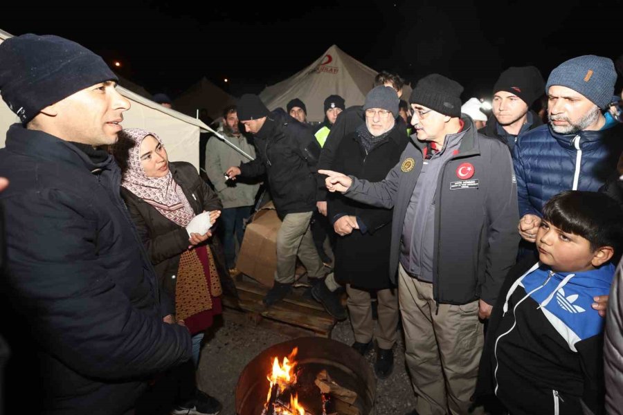 Bakan Dönmez, İskenderun’da Çadır Kentteki Depremzedelerle Bir Araya Geldi