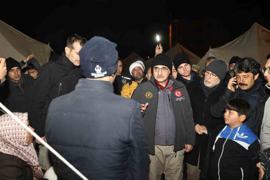 Bakan Dönmez, İskenderun’da Çadır Kentteki Depremzedelerle Bir Araya Geldi