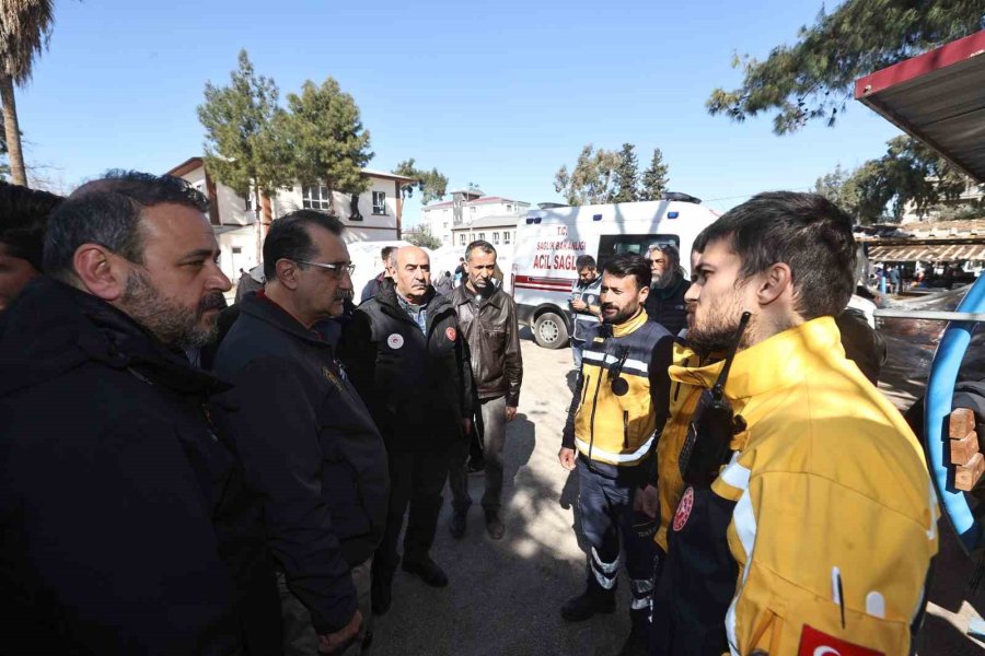 Bakan Dönmez, Osmaniye’de Çadır Kentteki Afetzedeleri Ziyaret Etti