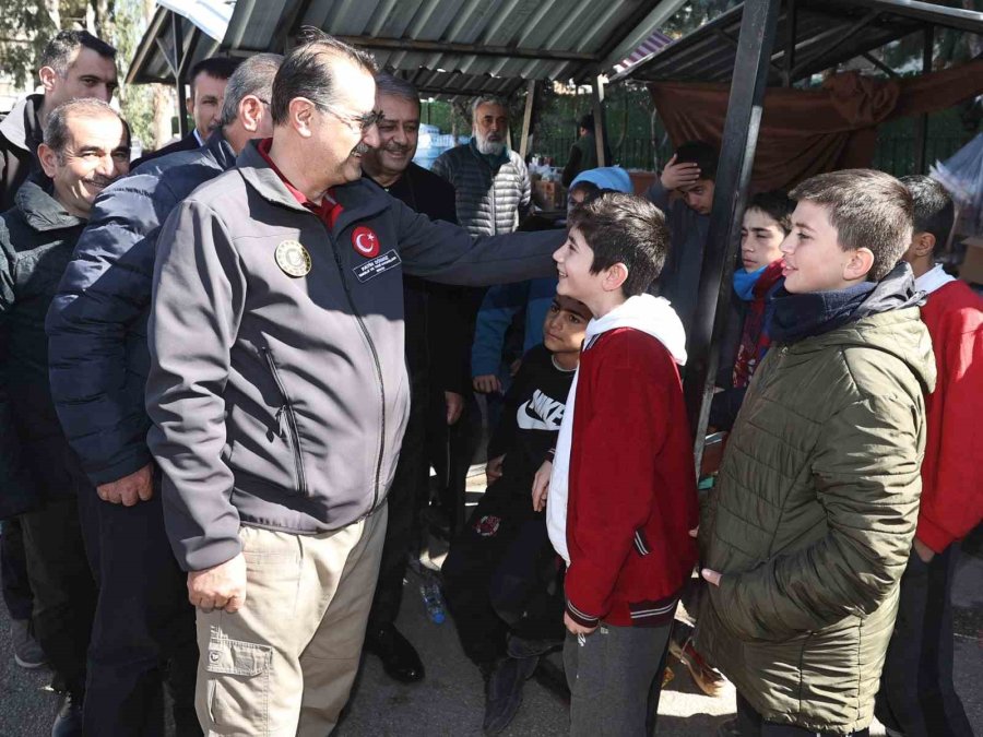 Bakan Dönmez, Osmaniye’de Çadır Kentteki Afetzedeleri Ziyaret Etti