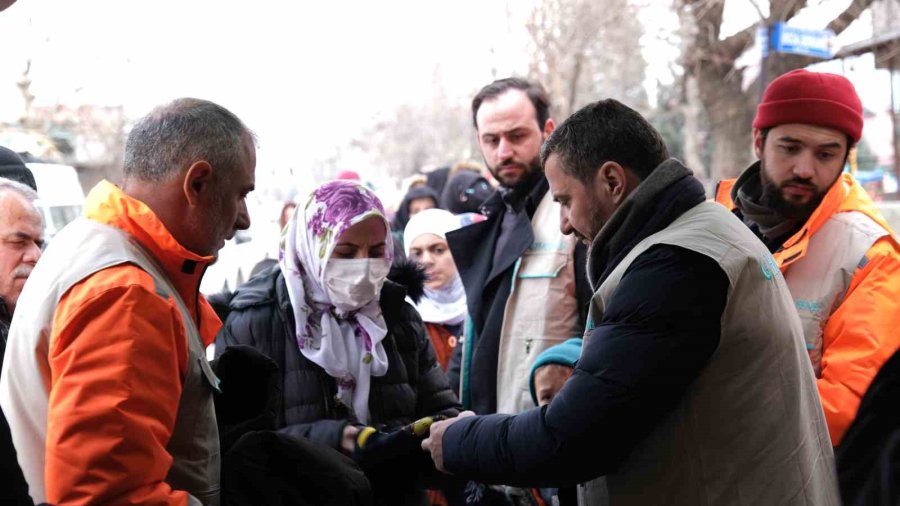 Afet Bölgesine Yardımlar Sürüyor