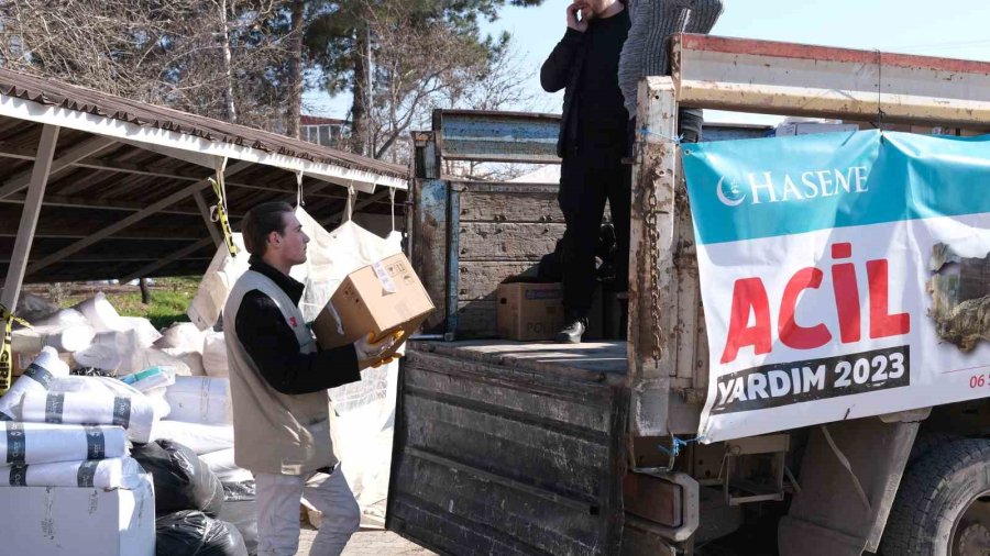 Afet Bölgesine Yardımlar Sürüyor