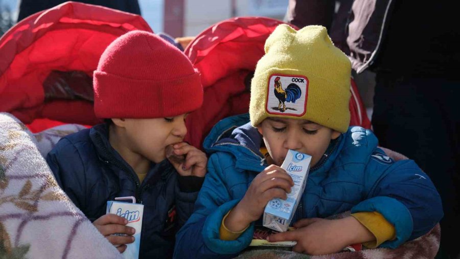 Afet Bölgesine Yardımlar Sürüyor