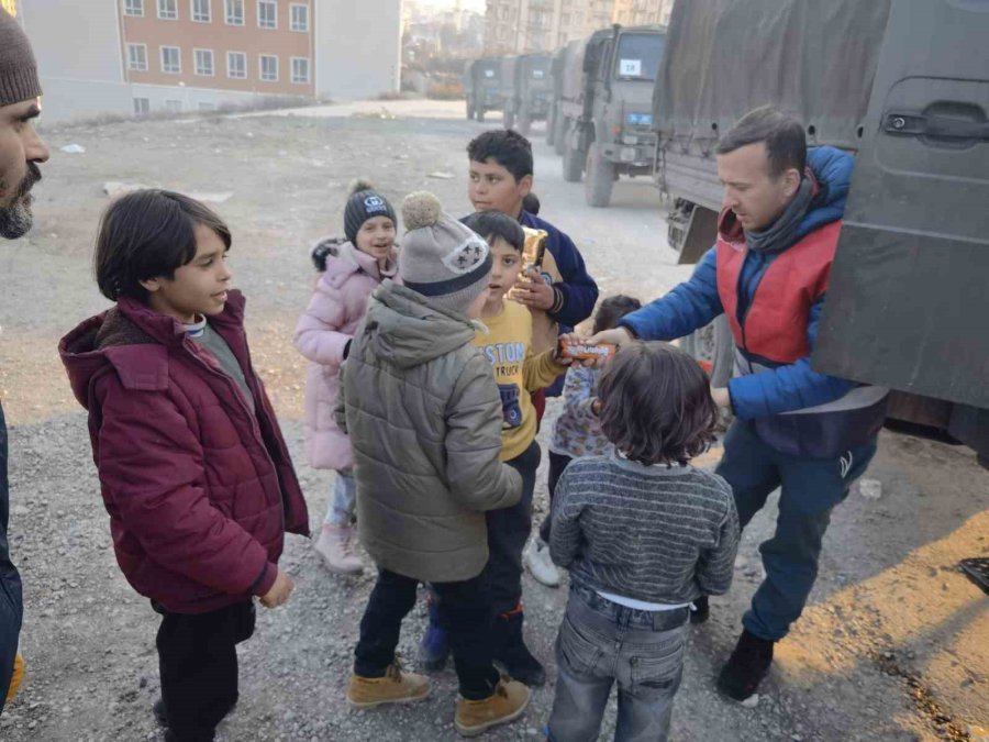 Hatay İl Jandarma Komutanlığı Ekipleri Depremzedelere Erzak Dağıtımı Yaptı