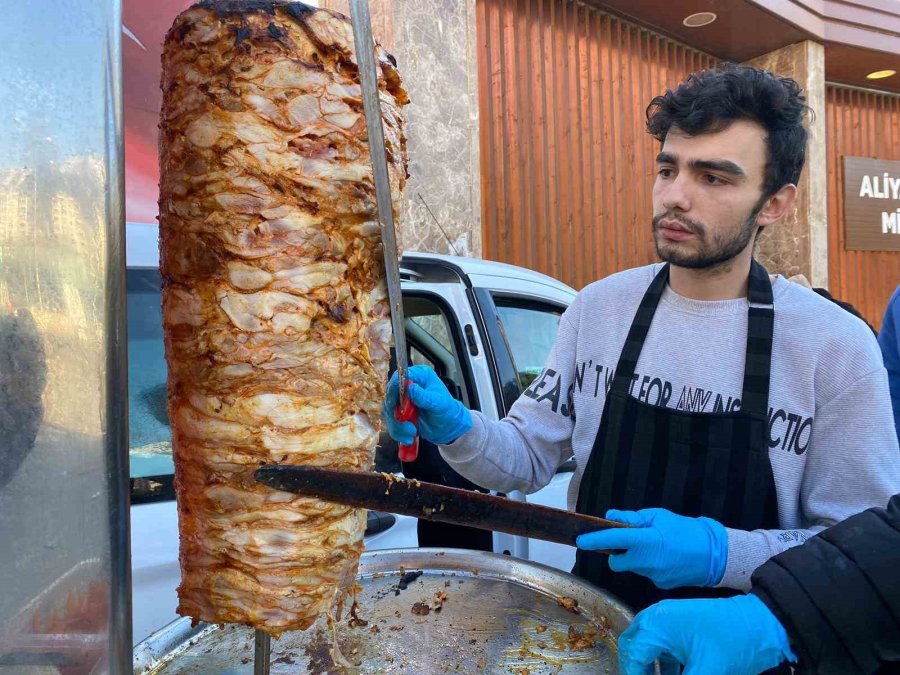 Kahramanmaraş’a Gelen Arkadaş Grubu, Depremzedelere Ücretsiz Döner İkramında Bulundu