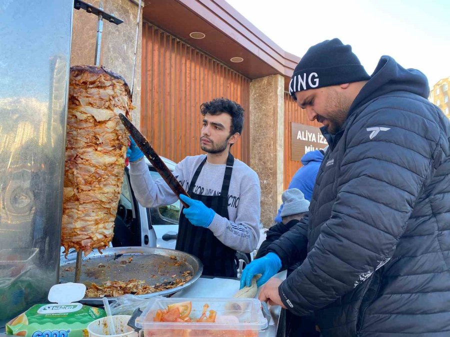 Kahramanmaraş’a Gelen Arkadaş Grubu, Depremzedelere Ücretsiz Döner İkramında Bulundu