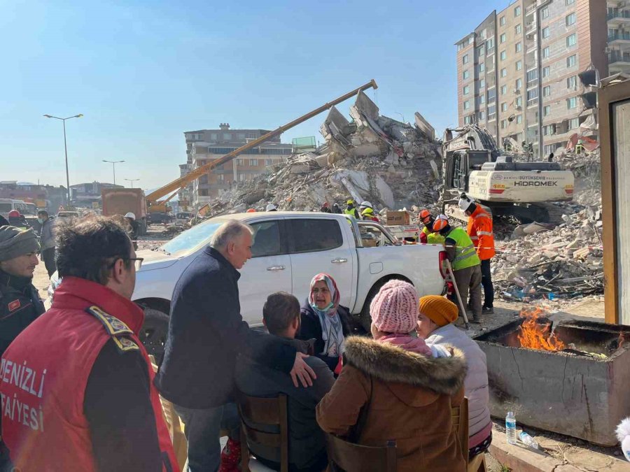 Başkan Zolan, Hatay’da Depremzedelerin Acısını Paylaşıyor