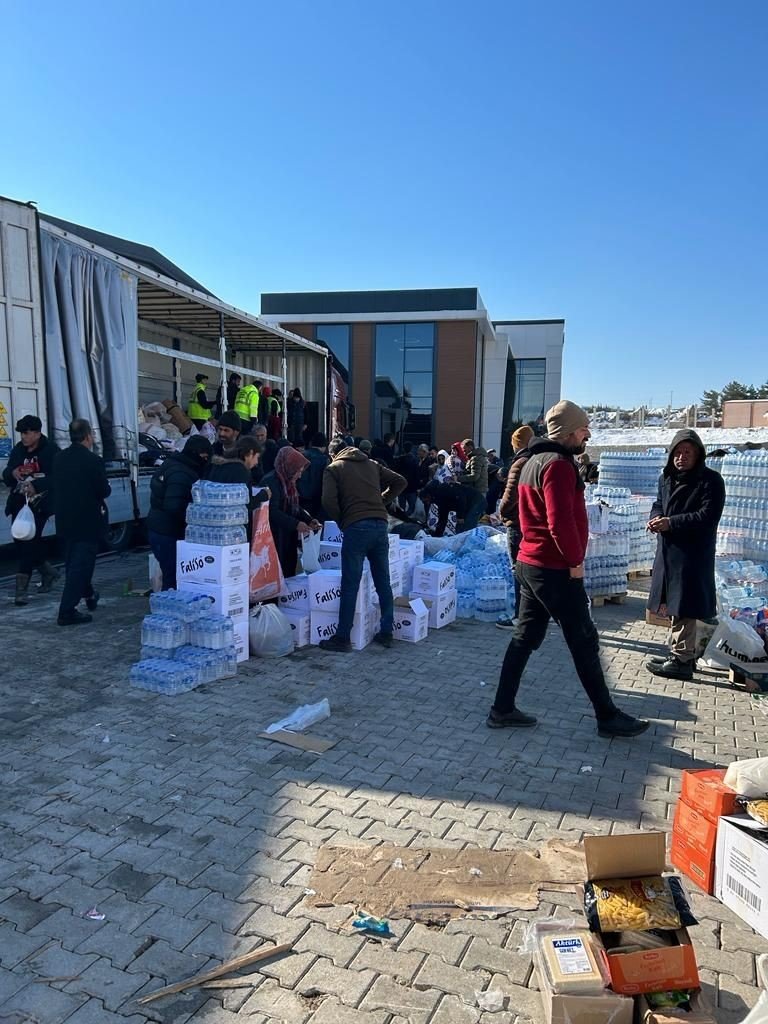 Adıyaman’daki Bir Fabrika, Depremzedeler İçin Yardım Merkezine Dönüştürüldü