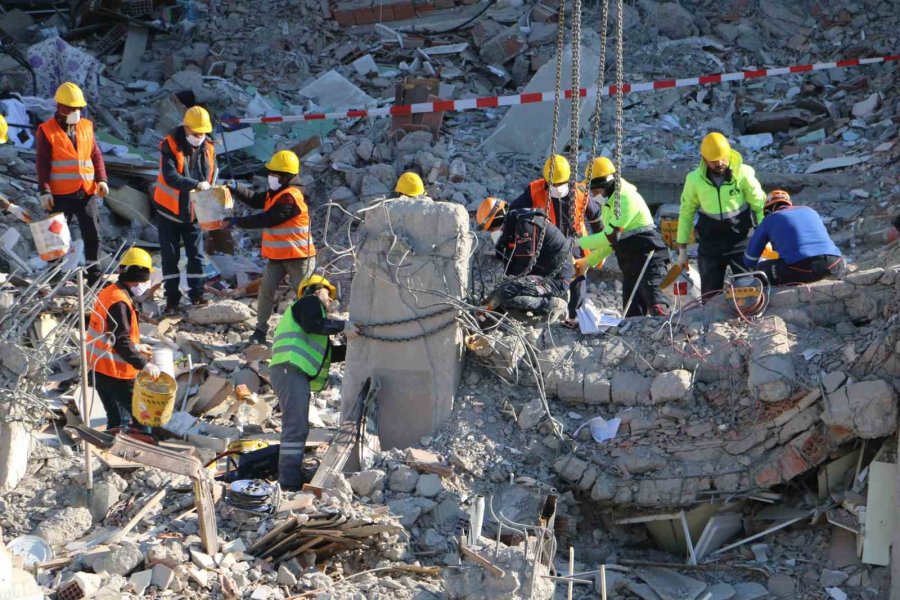 Diyarbakır’da Enkaz Çalışması 8’inci Gününde De Devam Ediyor