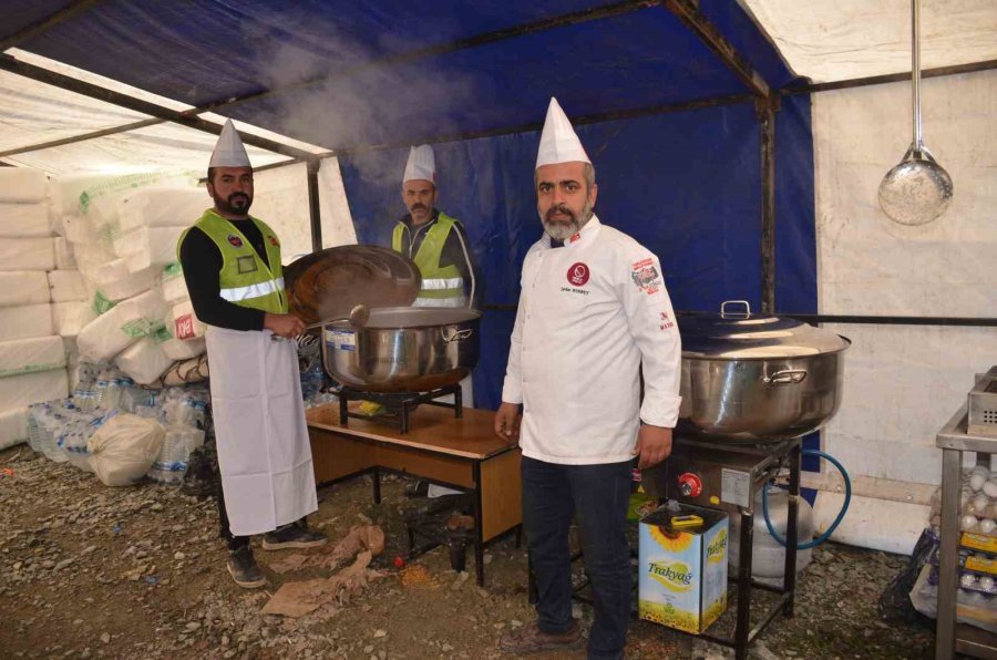 Şenoba Belediyesi Depremzedeler İçin 7 Günde 21 Bin Kişilik Yemek Yaptı