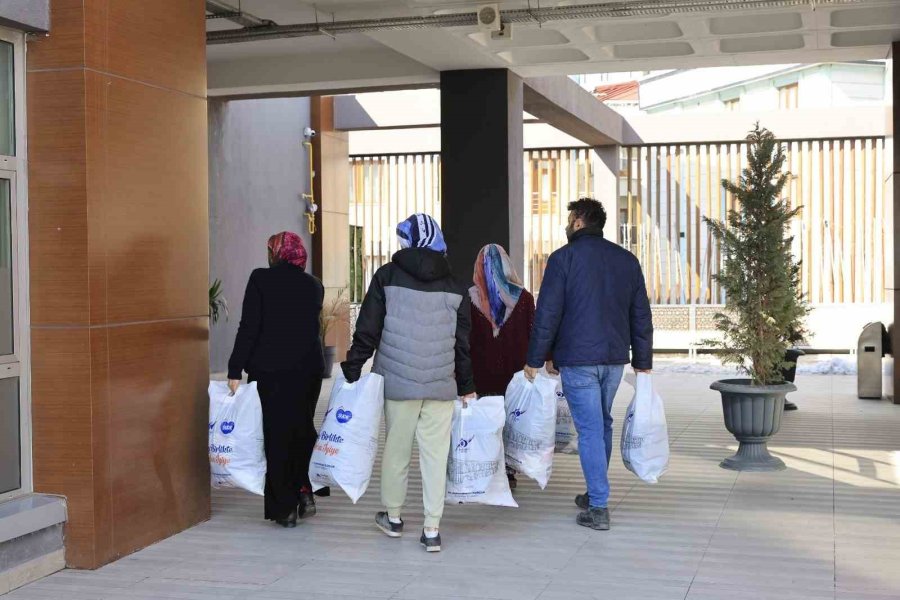 Sultangazi Belediyesi’nden İlçeye Gelen Depremzedelere Destek