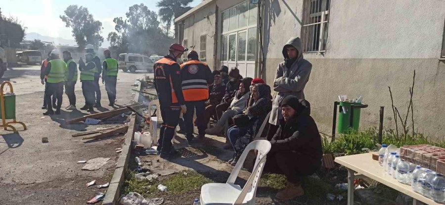 Ümraniye Belediyesi Afetin Yaralarını Sarmak İçin Deprem Bölgesinde Canla Başla Çalışıyor