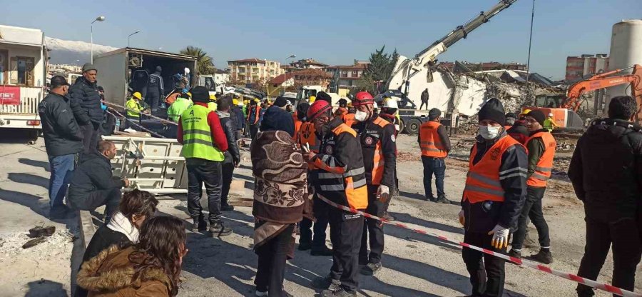 Ümraniye Belediyesi Afetin Yaralarını Sarmak İçin Deprem Bölgesinde Canla Başla Çalışıyor