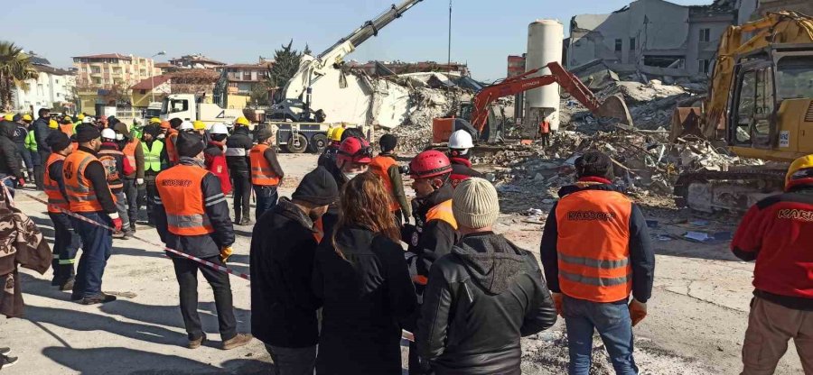 Ümraniye Belediyesi Afetin Yaralarını Sarmak İçin Deprem Bölgesinde Canla Başla Çalışıyor