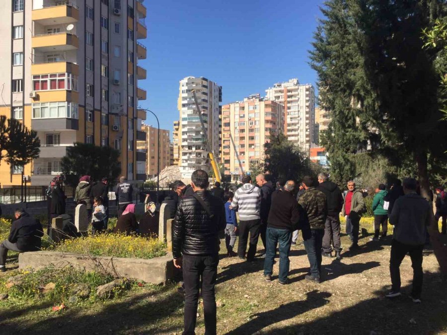 Bina Yıkımını Topluca Mezarlıktan İzlediler