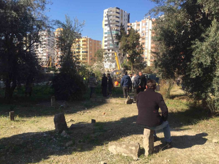 Bina Yıkımını Topluca Mezarlıktan İzlediler