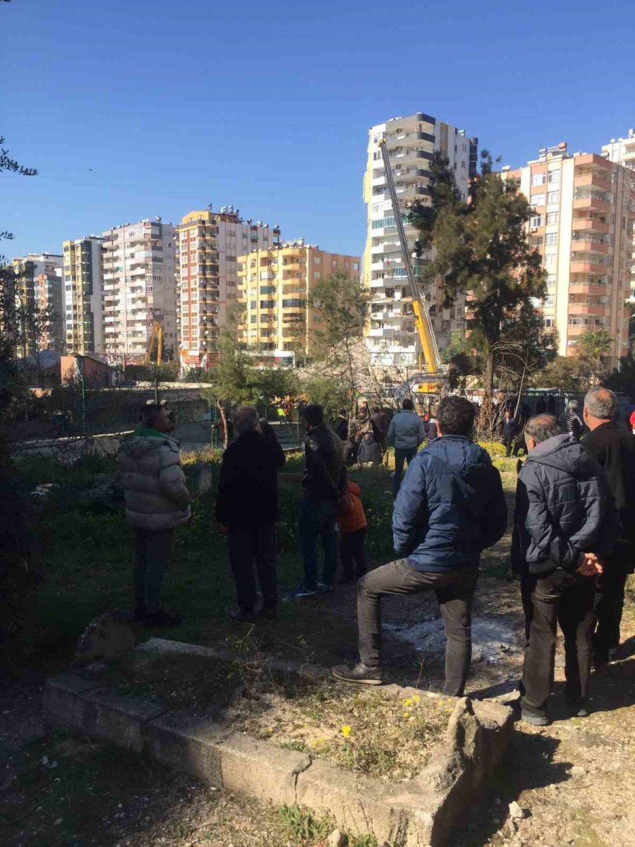 Bina Yıkımını Topluca Mezarlıktan İzlediler