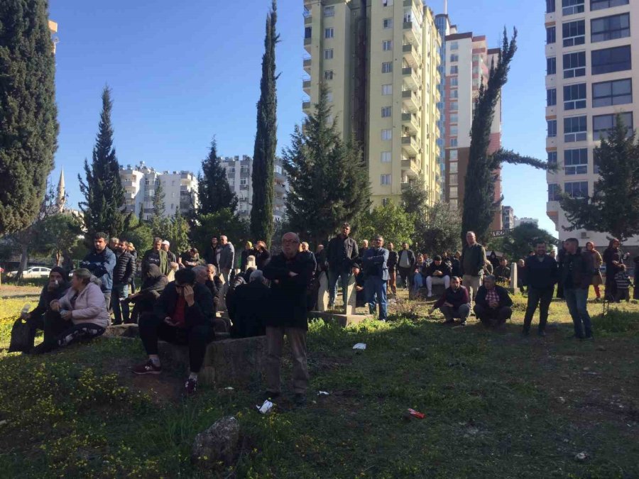 Bina Yıkımını Topluca Mezarlıktan İzlediler