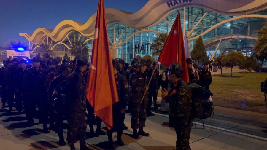 Vietnamlı Askeri Arama Kurtarma Ekibi Türk Bayrağı İle Hatay’da