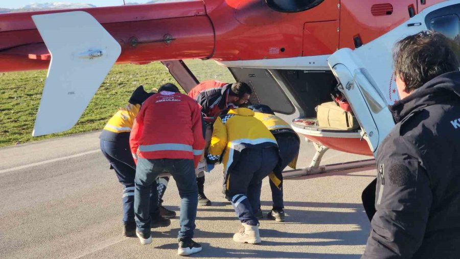 198’inci Saatte Enkazdan Sağ Çıkartılan Muhammed Helikopterle Diyarbakır’a Sevk Edildi