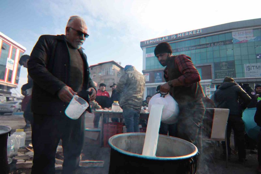 Depremzede "sütçü Baba" İneklerini Depremzedeler Ve Ekipler İçin Sağıyor