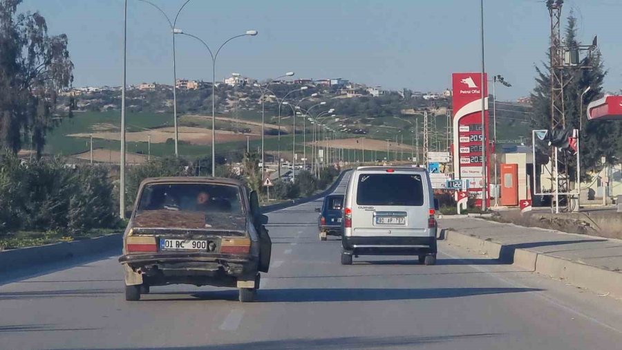 Kapısı Açık Halde Seyreden Eski Otomobilin Trafikte Tehlikeli Yolculuğu