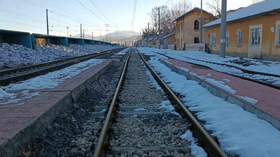 Gölbaşı’nda Deprem Tren Raylarını Büktü